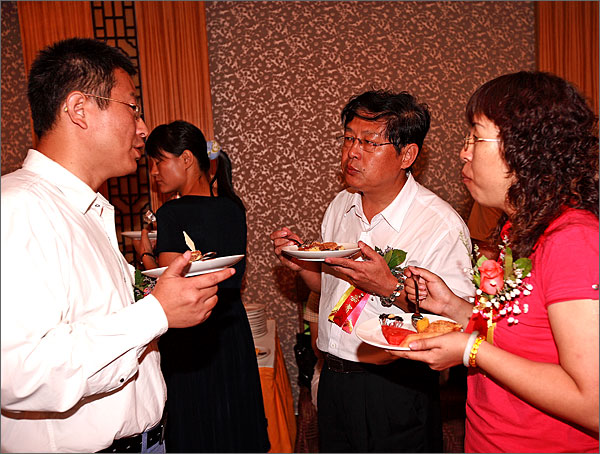 黑眼睛廣告公司文總和黃秘書長、宣傳部劉部長親切交談